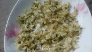 蒸槐花的做法步骤：4