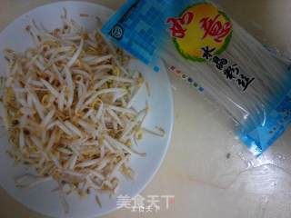 绿豆芽炒水晶粉丝的做法步骤：1