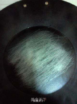 绿豆芽炒水晶粉丝的做法步骤：2