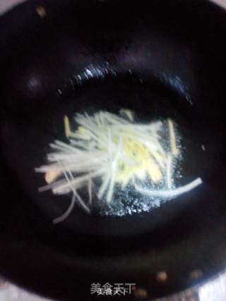 绿豆芽炒水晶粉丝的做法步骤：4