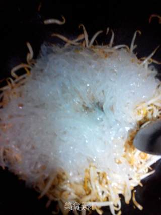 绿豆芽炒水晶粉丝的做法步骤：6