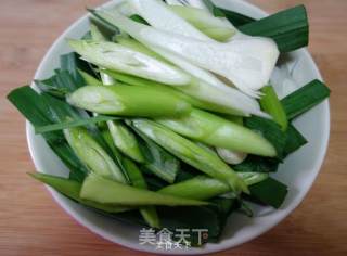 蒜苗炒肉的做法步骤：2