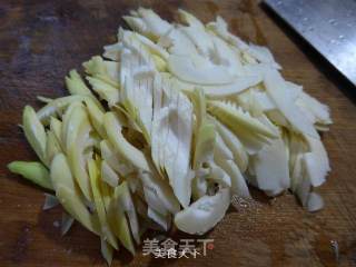墨鱼鲞炒雷笋的做法步骤：3