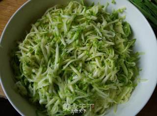西葫芦鸡蛋饼的做法步骤：2