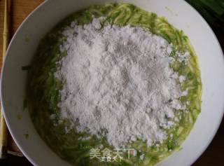 西葫芦鸡蛋饼的做法步骤：5