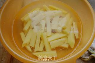 家常红烧土豆茄条(少油版)的做法步骤：2