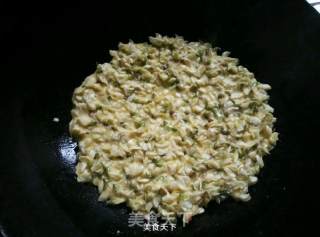 槐花鸡蛋饼的做法步骤：5