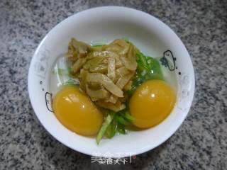 尖椒榨菜丝炒鸭蛋的做法步骤：3
