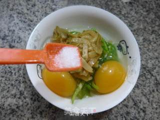 尖椒榨菜丝炒鸭蛋的做法步骤：5