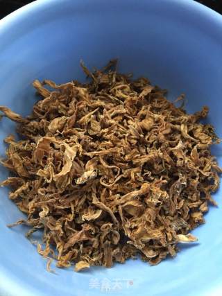 客家菜尾焖五花肉的做法步骤：1