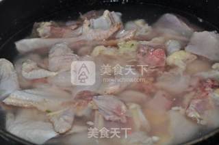 香菇春笋炖鸡块的做法步骤：1
