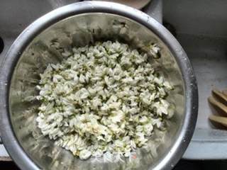 香甜槐花饼的做法步骤：1