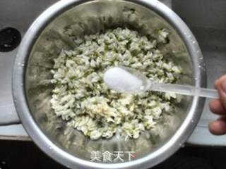 香甜槐花饼的做法步骤：2
