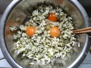 香甜槐花饼的做法步骤：3