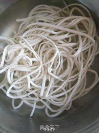 肉丝小炒二丝~葫芦丝土豆炒肉丝的做法步骤：1