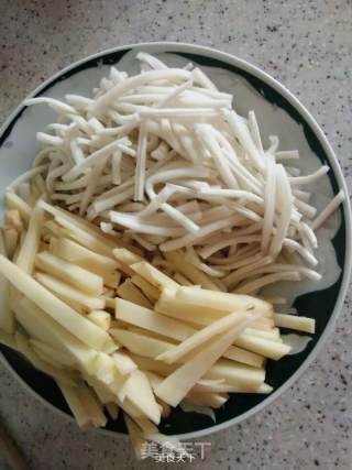 肉丝小炒二丝~葫芦丝土豆炒肉丝的做法步骤：2