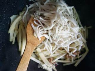 肉丝小炒二丝~葫芦丝土豆炒肉丝的做法步骤：8