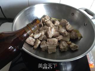 春笋百叶结焖排骨的做法步骤：2