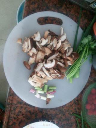 酸菜肉片蘑菇汤的做法步骤：4