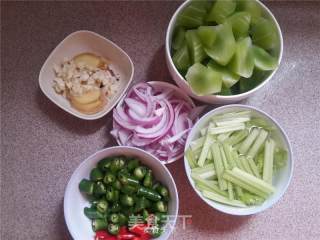 啤酒三黄鸡的做法步骤：2