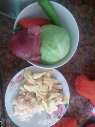 圆白菜虾米炒豆泡的做法步骤：1
