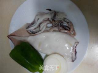 油爆鱿鱼的做法步骤：1