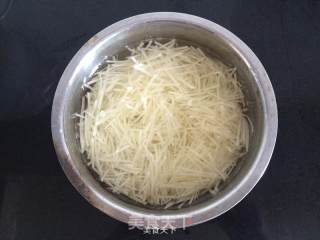灯影土豆丝的做法步骤：3
