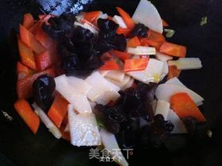 胡萝卜木耳炒竹笋的做法步骤：8