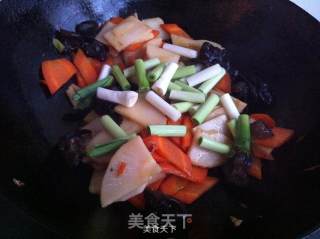 胡萝卜木耳炒竹笋的做法步骤：9