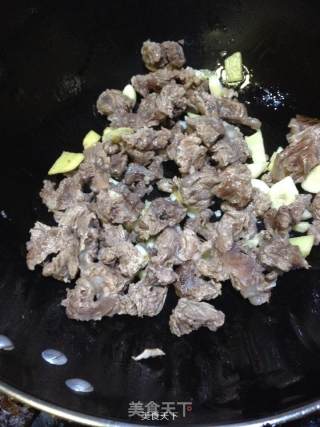 胡萝卜烧牛腩的做法步骤：2