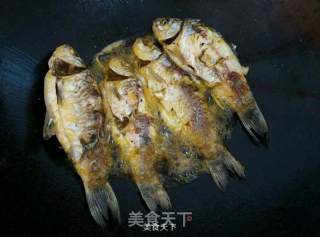 红烧鲫鱼的做法步骤：4