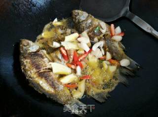 红烧鲫鱼的做法步骤：5