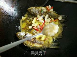 红烧鲫鱼的做法步骤：6