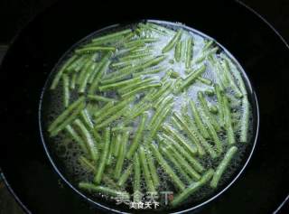 肉丝拌豆角的做法步骤：1