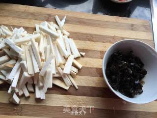 杏鲍菇黑木耳肉丝的做法步骤：1