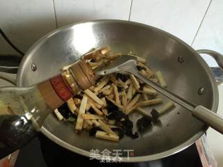 杏鲍菇黑木耳肉丝的做法步骤：5