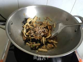 杏鲍菇黑木耳肉丝的做法步骤：7