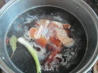 扒肘子的做法步骤：2