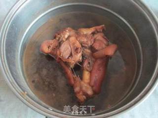 扒肘子的做法步骤：3