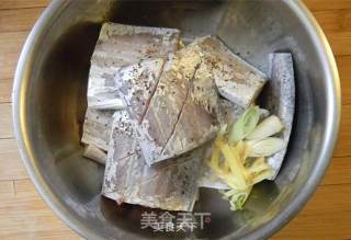 金蒜烧带鱼的做法步骤：1