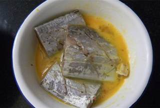 金蒜烧带鱼的做法步骤：3
