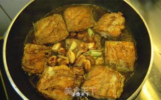 金蒜烧带鱼的做法步骤：5
