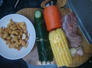 腰果拌三丁的做法步骤：1