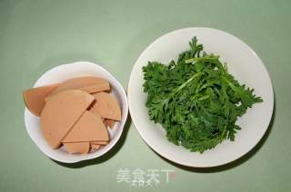 火腿肠茼蒿汤的做法步骤：1