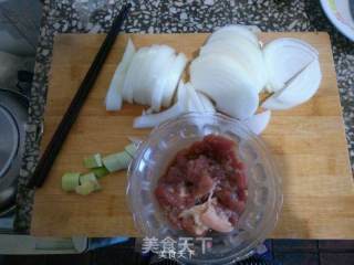 洋葱炒肉的做法步骤：1
