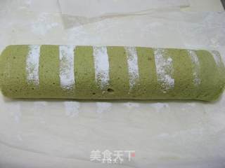 抹茶奶油草莓夹心蛋糕卷的做法步骤：20