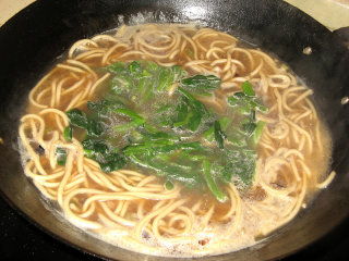 菠菜热汤面的做法步骤：11