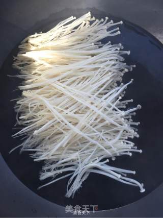 炝拌金针菇的做法步骤：2