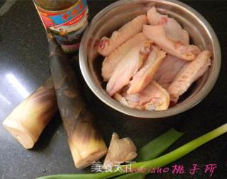 油焖春笋鸡翅的做法步骤：1