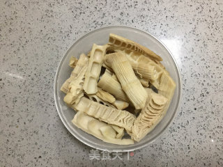 笋干红烧肉的做法步骤：1
